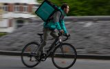 Deliveroo-Lieferant auf dem Fahrrad