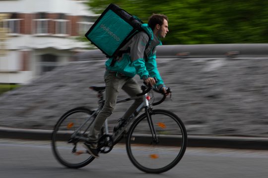 Deliveroo-Lieferant auf dem Fahrrad