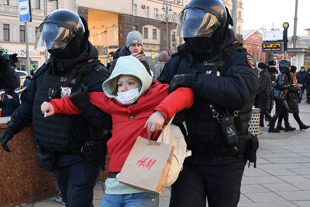 Eine Frau wird bei den regierungskritischen Protesten am 27. Februar von Polizisten abgeführt (Bild: Alexander Nemenov/AFP)