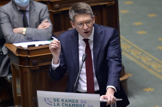 PS-Vizepremier und Arbeitsminister Pierre-Yves Dermagne bei der Kammerdebatte (Bild: Eric Lalmand/Belga)