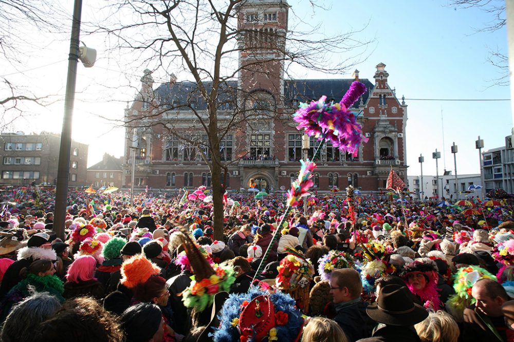 Karnevalszug vor dem Rathaus von Dunkerque (Bild: Sylvain Lefevre/EPA)