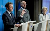 Frankreichs Präsident Macron, EU-Ratspräsident Michel und EU-Kommissionspräsidentin von der Leyen bei der Pressekonferenz nach dem EU-Sondergipfel (Bild: Olivier Hoslet/Pool/AFP)
