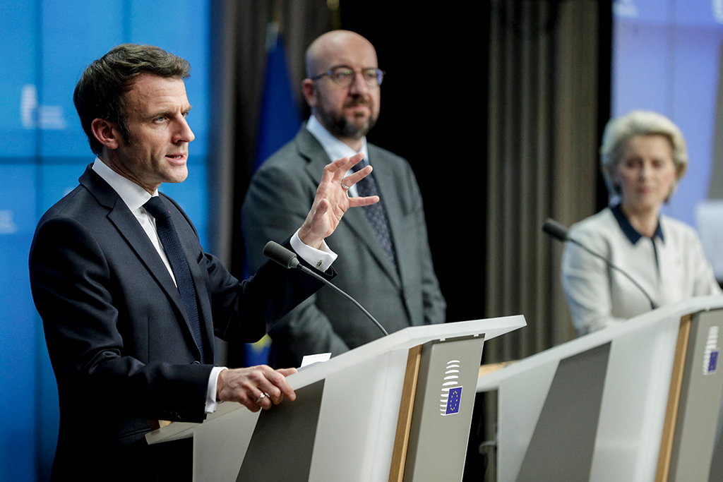 Frankreichs Präsident Macron, EU-Ratspräsident Michel und EU-Kommissionspräsidentin von der Leyen bei der Pressekonferenz nach dem EU-Sondergipfel (Bild: Olivier Hoslet/Pool/AFP)