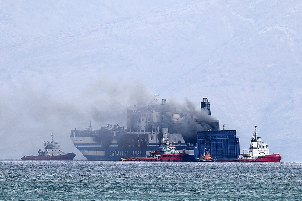 Brennende Autofähre vor Korfu (Bild: Angelos Tzortzinis/AFP)