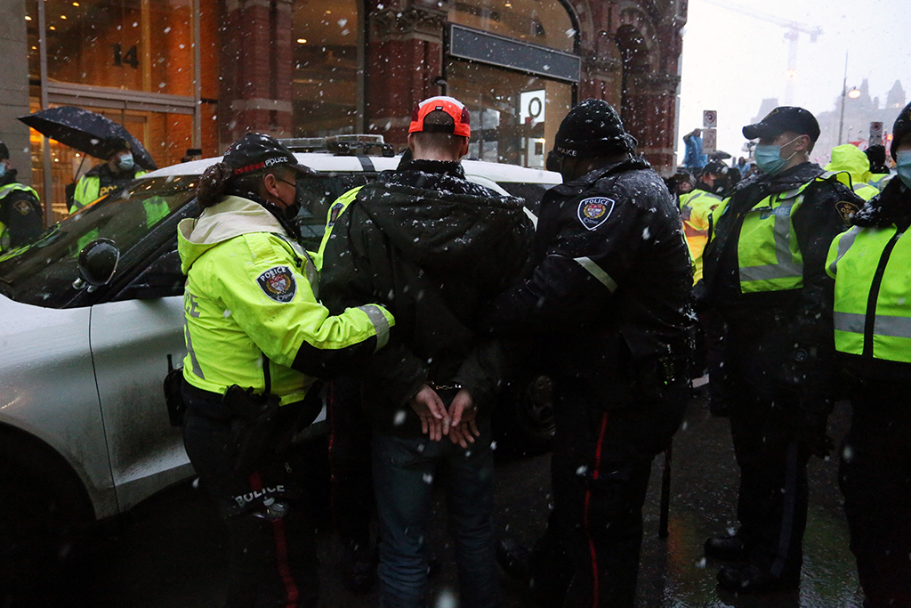 Festnahme bei den Protesten im kanadischen Ottawa (Bild: Dave Chan/AFP)