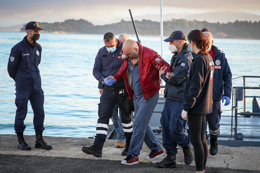 Ein Passagier der Autofähre wird im Hafen von Korfu in Sicherheit gebracht (Bild: Stamatis Katapodis/Eurokinissi/AFP)