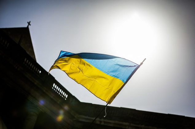 Flagge der Ukraine bei Demo in Bordeaux