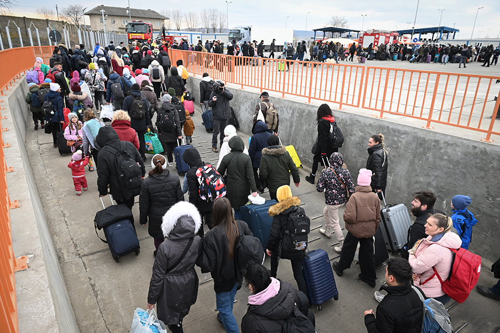 Flüchtlinge an der ukrainisch-rumänischen Grenze (Bild: Daniel Mihailescu/AFP)