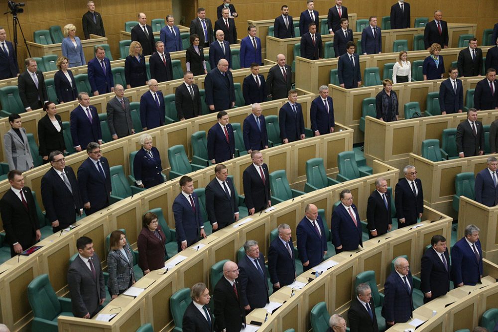 Der russische Föderationsrat stimmt dem Truppeneinsatz in der Ostukraine zu (Bild: AFP Photo/Russia's Federation Council/Handout)