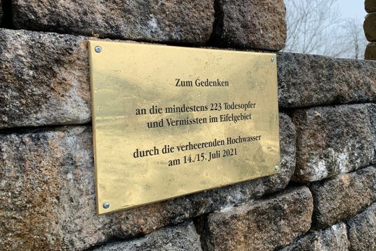 Gedenktafel für Flutopfer am Weißen Stein