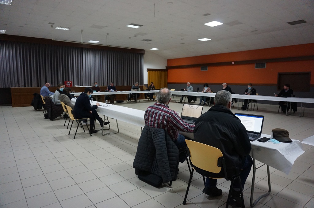 Der Ameler Gemeinderat tagte diesmal in der Schützenhalle in Medell (Bild: Stephan Pesch/BRF)