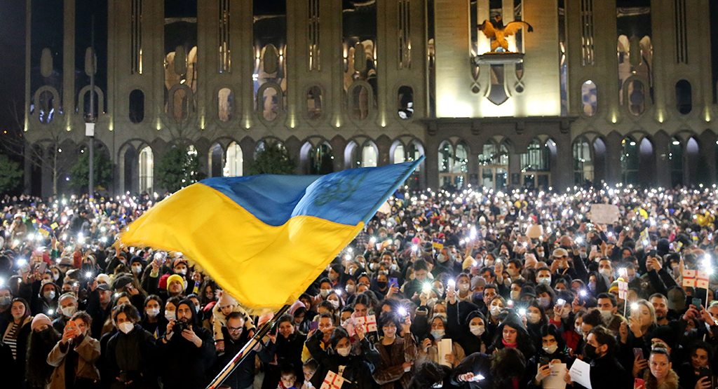 Protest in Tiflis am Freitagabend (Bild: Vano Shlamov/AFP)