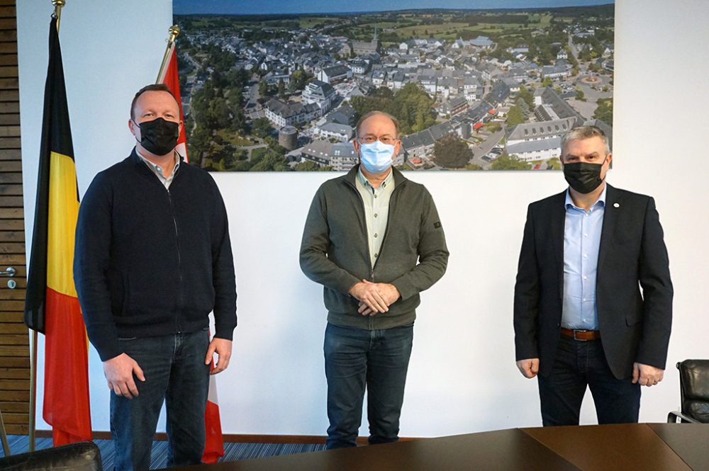 Zogen mit dem BRF im Rathaussaal Halbzeitbilanz: St. Viths Bürgermeister Herbert Grommes (M.), Erik Solheid (l.) und Gregor Freches (r.) (Bild: Stephan Pesch/BRF)