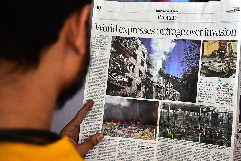 Weltweit ist der Angriff Russlands auf die Ukraine ein Thema, auch in den Tageszeitungen Indiens (Bild: Sanjay Kanojia/AFP)