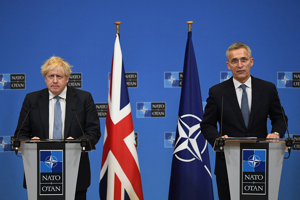 Nato-Generalsekretär Jens Stoltenberg (r.) mit dem britischen Premierminister Boris Johnson (Bild: Daniel Leal/AFP)