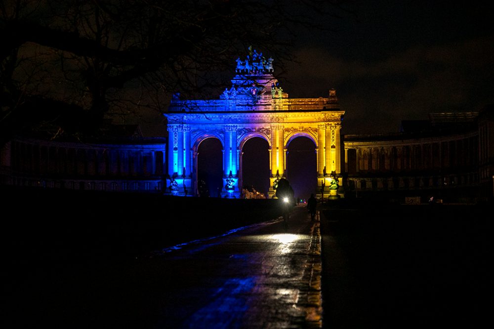 Der Triumphbogen im Jubelpark wurde am Donnerstag in den ukrainischen Nationalfarben beleuchtet (Bild: Hatim Kaghat/Belga)