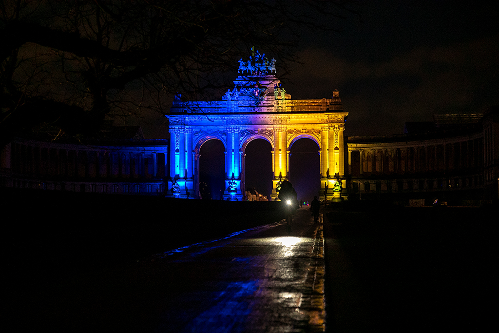 Der Triumphbogen im Jubelpark wurde am Donnerstag in den ukrainischen Nationalfarben beleuchtet (Bild: Hatim Kaghat/Belga)