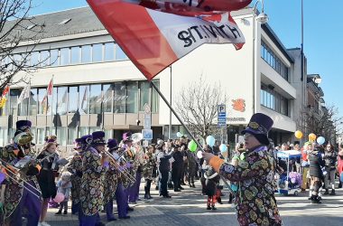 Kleiner Karnevalszug 2022 in St. Vith (Bild: Michaela Brück/BRF)