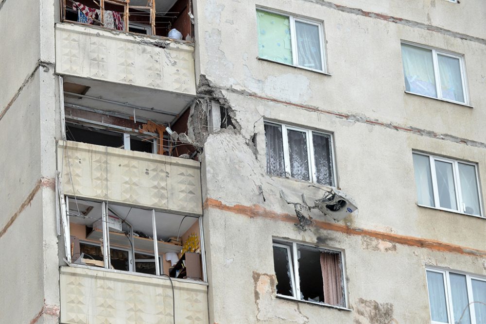 Appartementhaus in Charkiw nach einem Raketeneinschlag am Samstag (Bild: Sergey Bobok/AFP)