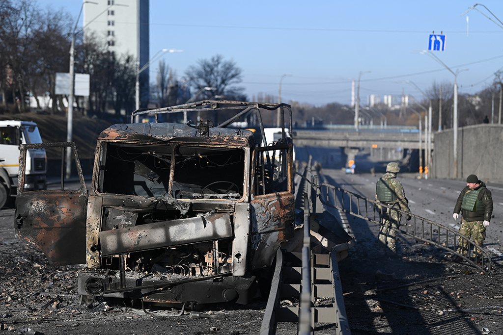 Ausgebranntes Fahrzeug des ukrainischen Militärs im Westen von Kiew (Bild: Daniel Leal/AFP)