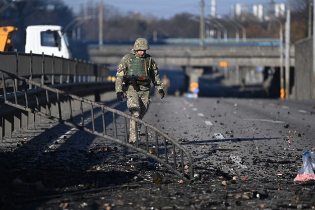Ukrainischer Soldat begutachtet Schäden im Westen von Kiew (Bild: Daniel Leal/AFP)