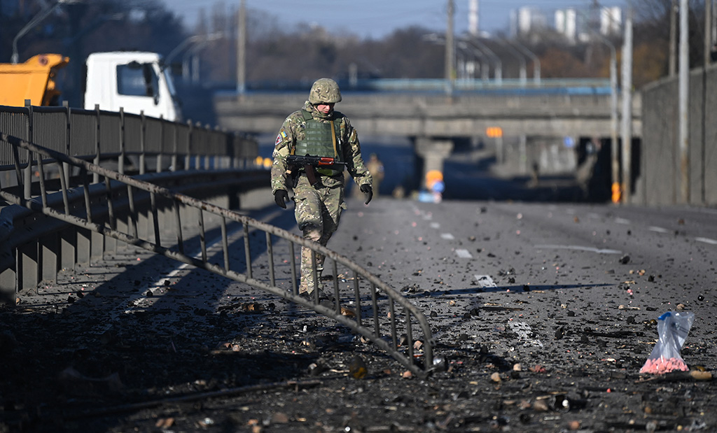 Ukrainischer Soldat begutachtet Schäden im Westen von Kiew (Bild: Daniel Leal/AFP)