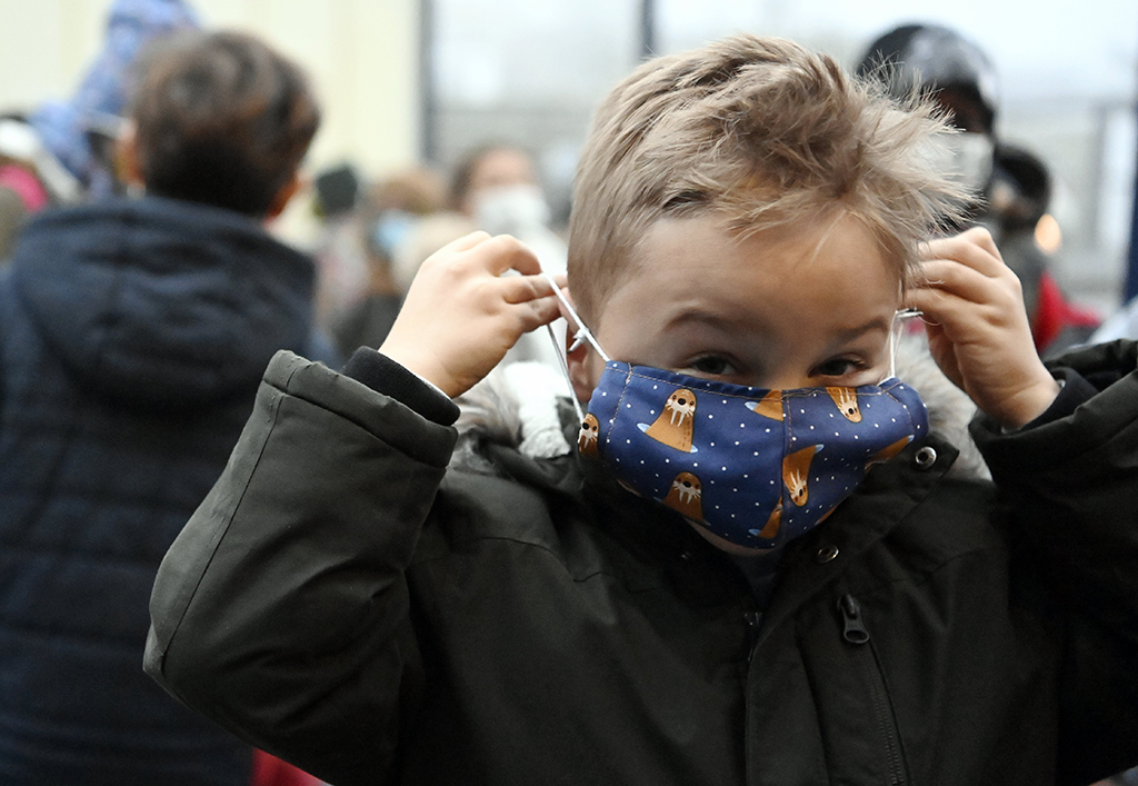 Schulkind mit Maske