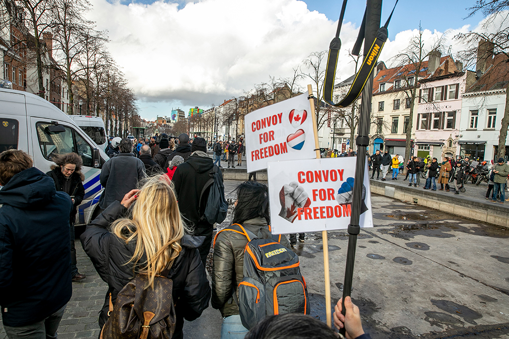 "Konvoi"-Teilnehmer an der Place Sainte-Catherine in Brüssel (Bild: Hatim Kaghat/Belga)