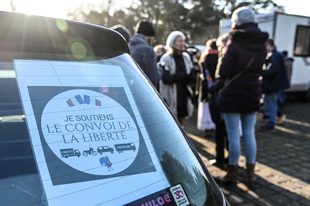 Teilnehmer des "Konvoi der Freiheit" in Nordfrankreich (Bild: Denis Charlet/AFP)