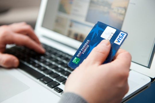 Einkaufen im Internet (Illustrationsbild: Jonas Hamers/Belga)