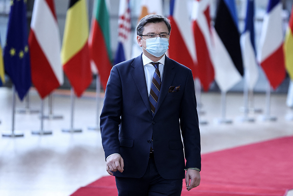 Der ukrainische Außenminister Kuleba am Montag in Brüssel (Bild: Kenzo Tribouillard/AFP)