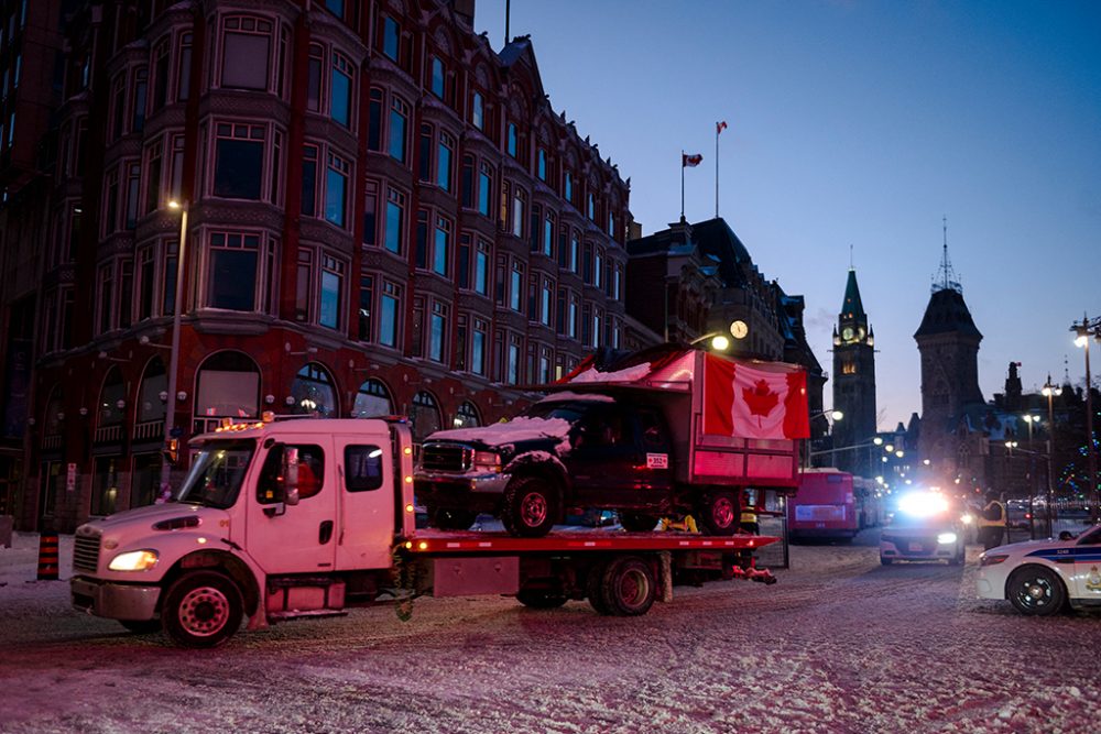 Ein Abschlepper zieht einen der blockierenden Lastwagen weg (Bild: Andrej Ivanov/AFP)