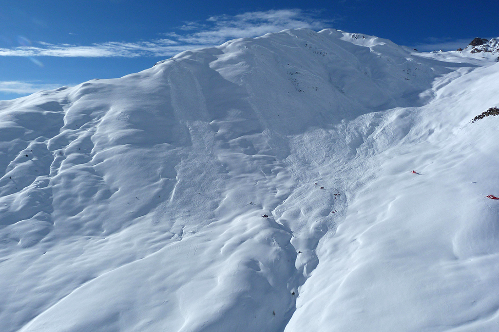 Lawinenkegel der im Skigebiet von Spiss heruntergegangenen Lawine (Bild: AFP Photo/Handout Polizei Tirol)