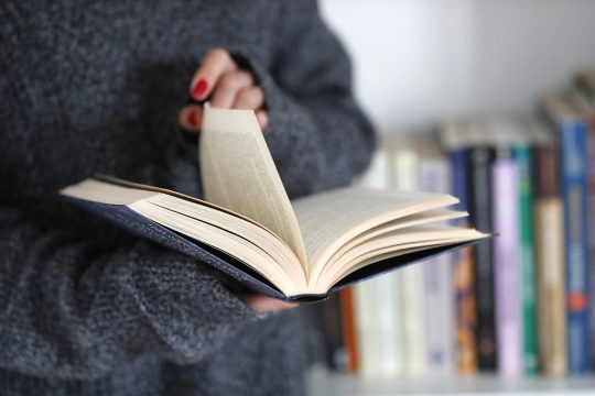 Buch lesen (Illustrationsbild: © PantherMedia Stock Agency / godongphoto)