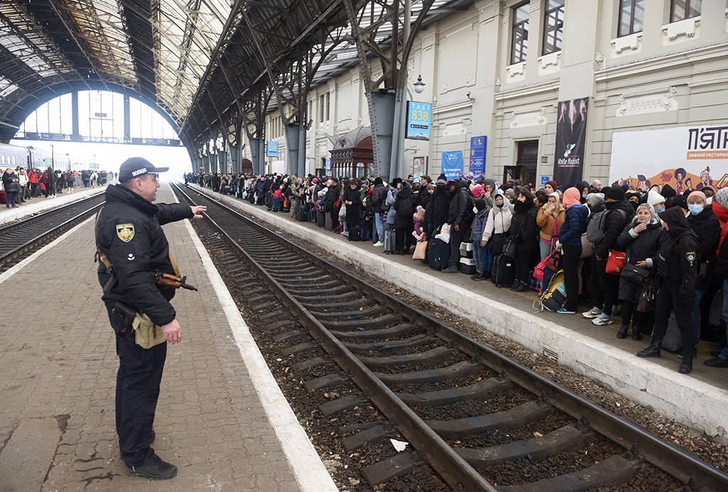 Lange Schlange am Bahnhof von Lviv. Die Einwohner der Stadt im Osten der Ukraine wollen nach Polen flüchten (Bild: Yuriy Dyachyshyn/AFP)