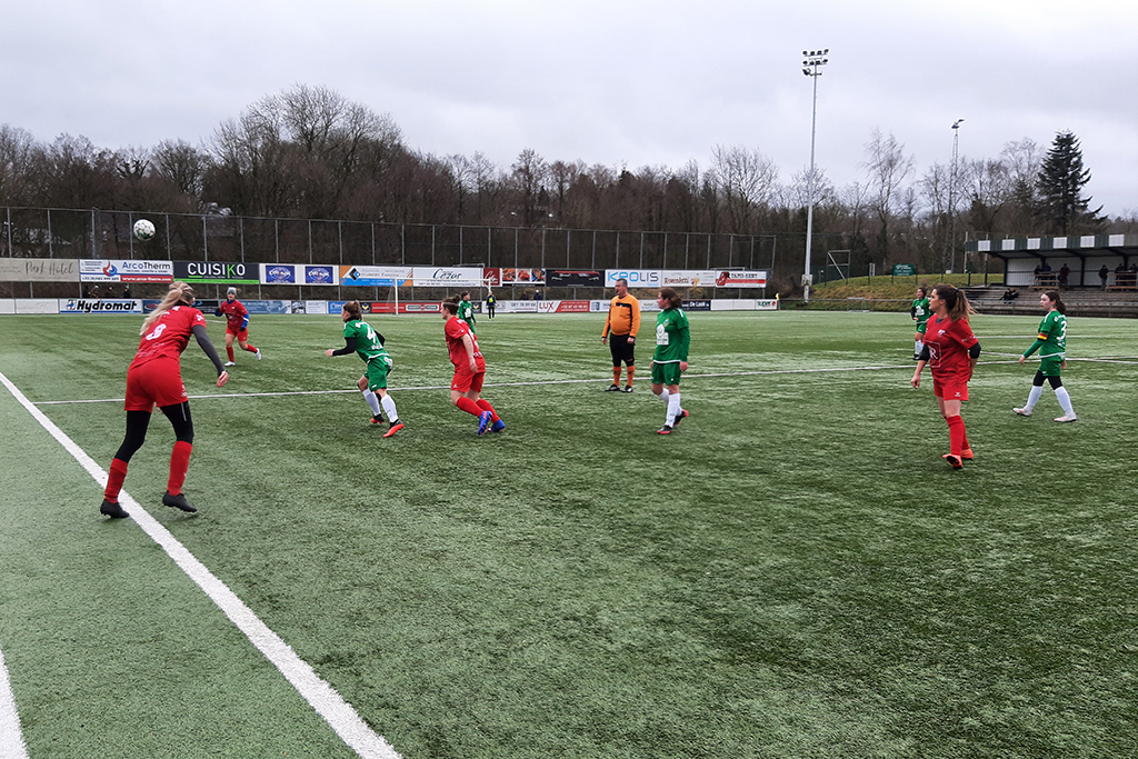 Die Mädchenmannschaften der Union Kelmis und des FC Eupen beim ersten Aufeinandertreffen (Bild: Christophe Ramjoie/BRF)