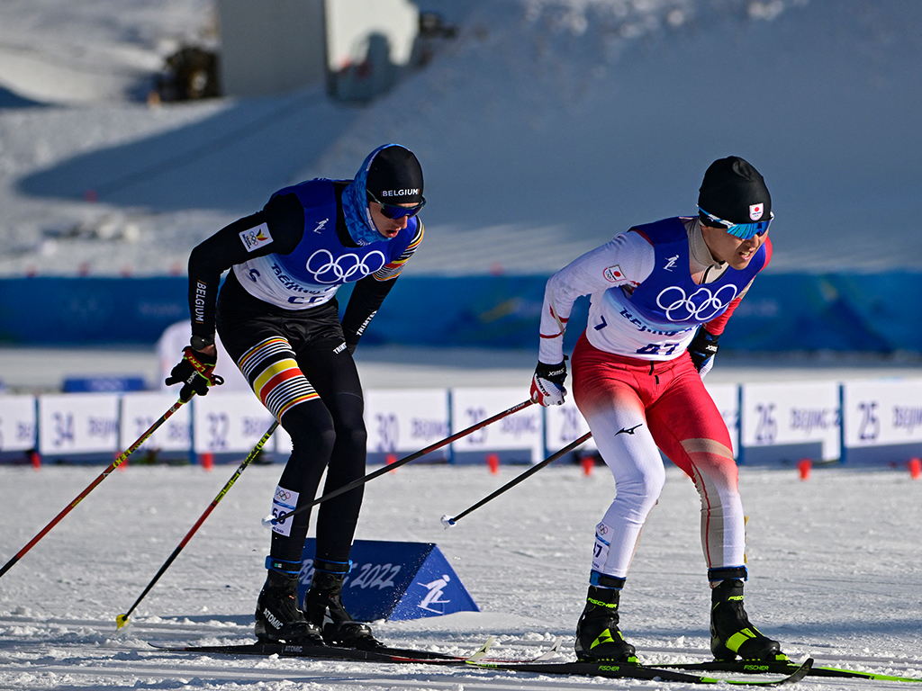 Thibaut De Marre (l) mit dem Japaner Haruki Yamashita beim Skiathlon (Bild: Tobias Schwarz/AFP)