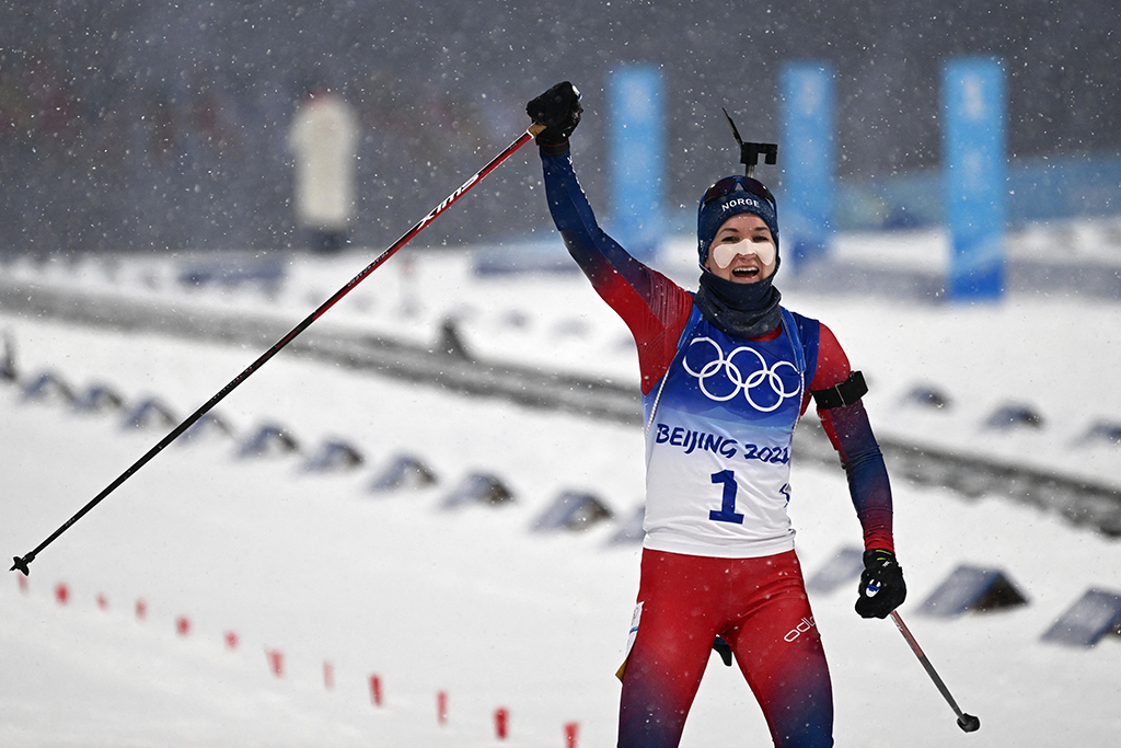 Dreimal hat sie in Peking schon olympisches Gold geholt: Die Norwegerin Marte Olsbu Roeiseland (Bild: Jewel Samad/AFP)
