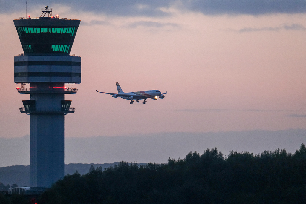 Air-Belgium-Flugzeug landet auf dem Flughafen Melsbroek