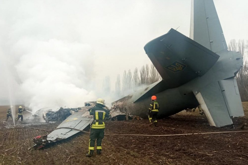 Rettungskräfte am Absturzort eines ukrainischen Militärflugzeugs im Süden von Kiew (Bild: Ukraine Emergency Ministry press service/Handout/AFP)