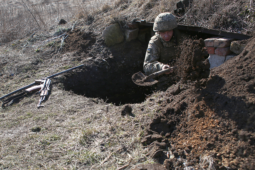 Ein Soldat der ukrainischen Armee an der Frontlinie in der Region um Donetsk (Bild: Anatolii Stepanov/AFP)