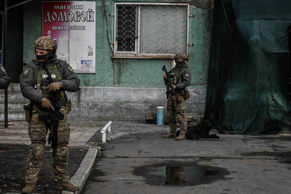 Ukrainische Militärkräfte patrouillieren in der ostukrainischen Stadt Novoluhanske (Bild: Aris Messinis/AFP)