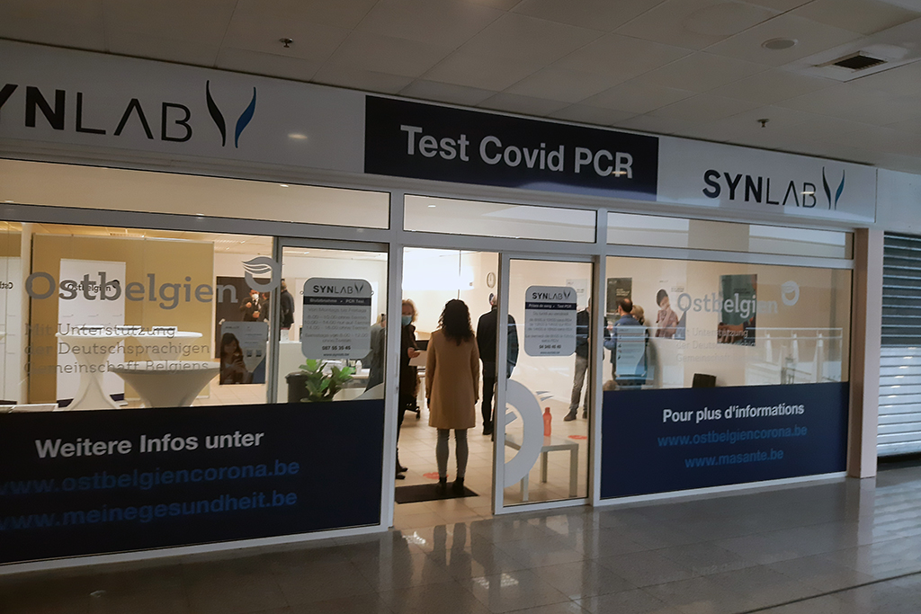 Neue Anlaufstelle für PCR-Tests im Eupen Plaza (Bild: Manuel Zimmermann/BRF)