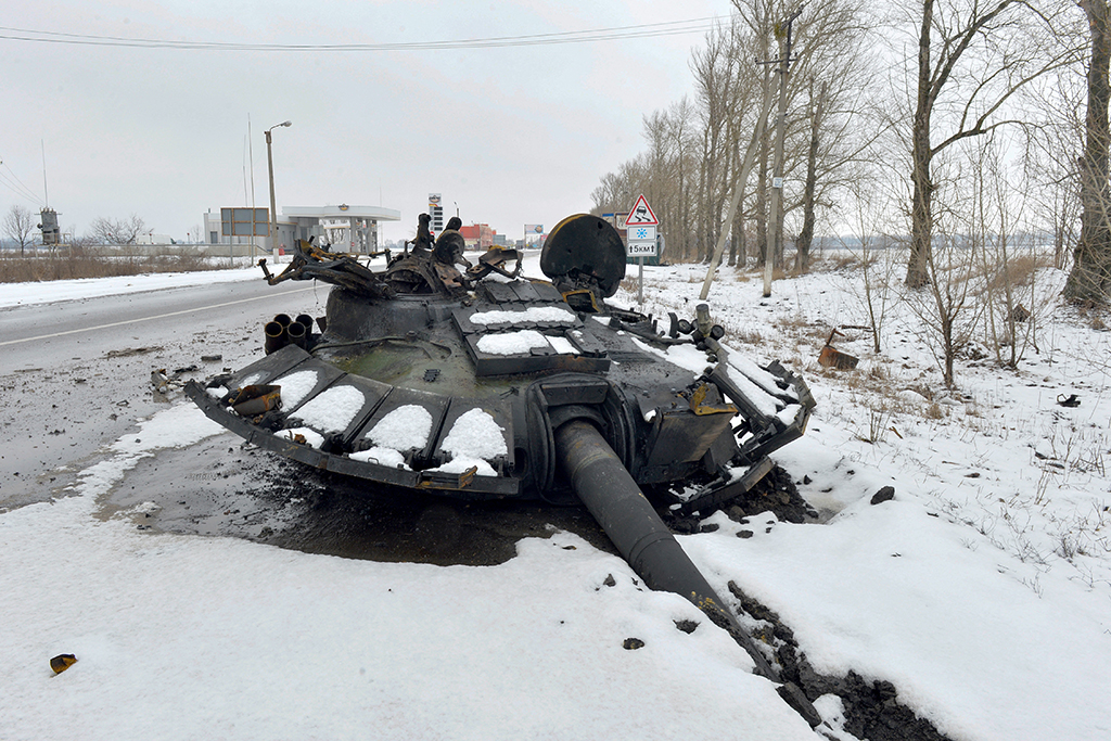 Zerstörter russischer Panzer in einem Vorort von Charkiw (Bild: Sergey Bobok/AFP)