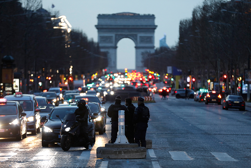 Französische Polizei auf den Champs-Elysées in Paris (Bild: Sameer Al-Doumy/AFP)