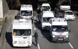 Französische Polizisten kontrollieren den "Konvoi der Freiheit" an der Porte de Saint-Cloud, im Westen von Paris (Bild: Sameer Al-Doumy/AFP)