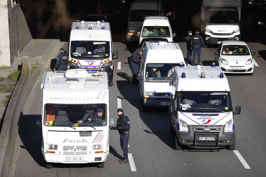 Französische Polizisten kontrollieren den "Konvoi der Freiheit" an der Porte de Saint-Cloud, im Westen von Paris (Bild: Sameer Al-Doumy/AFP)