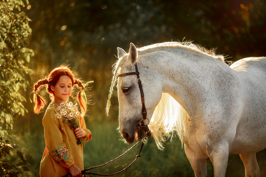 Kind im Pippi-Langstrumpf-Stil mit ihrem Pferd (Illustrationsbild: Bildagentur PantherMedia/JuliaSha)