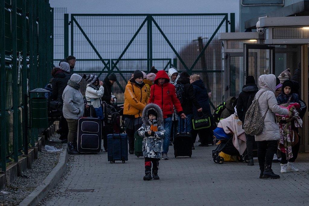 Ukrainische Flüchtlinge am polnischen Grenzübergang Medyka (Bild: Wojtek Radwanski/AFP)