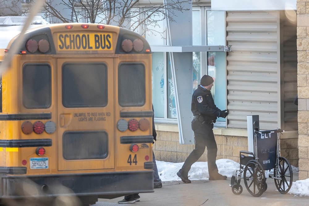 Polizisten evakuieren die Schule in in Richfield, Minnesota (Bild: Kerem Yucel/AFP)